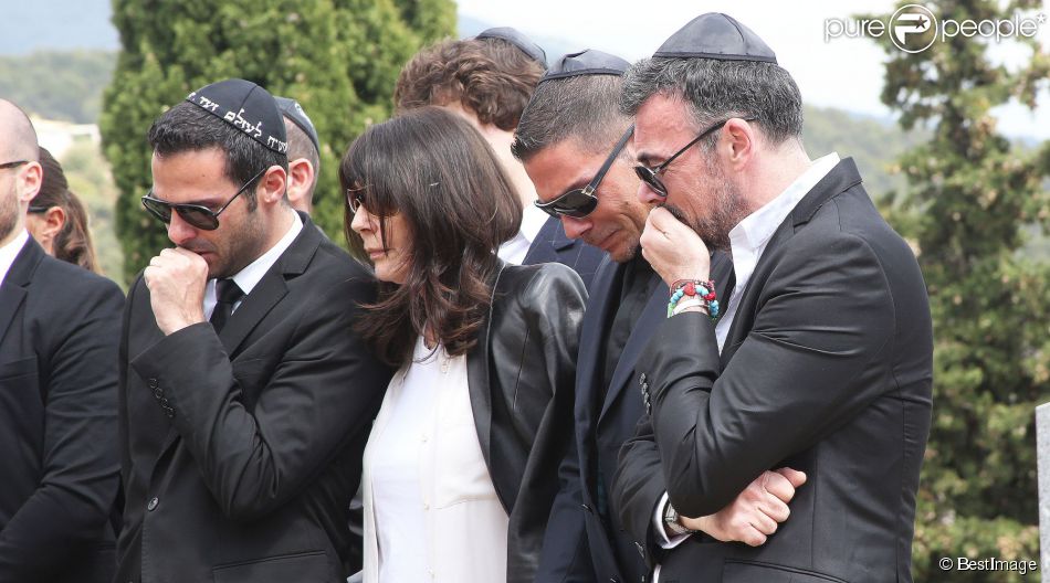 Sabine Anthony, sa deuxième épouse, Alexandre, Xavier et Cédric très éprouvés lors des obsèques de Richard Anthony, le vendredi 24 avril 2015, à Cabris (Alpes-Maritimes)