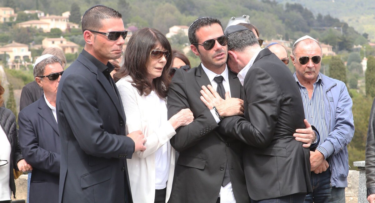 Photo : Sa deuxième épouse Sabine Anthony, Alexandre, Xavier et Cédric lors  des obsèques de Richard Anthony, le vendredi 24 avril 2015, à Cabris  (Alpes-Maritimes) - Purepeople
