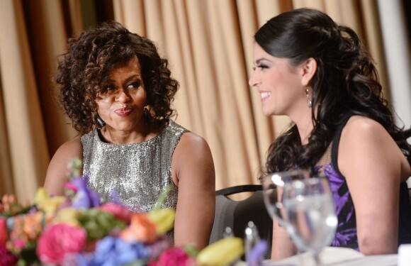 Michelle Obama et la comédienne Cecily Strong lors du dîner de gala de l'association des Correspondants de la Maison Blanche à l'hôtel Hilton Washington. Washington, le 25 avril 2015.