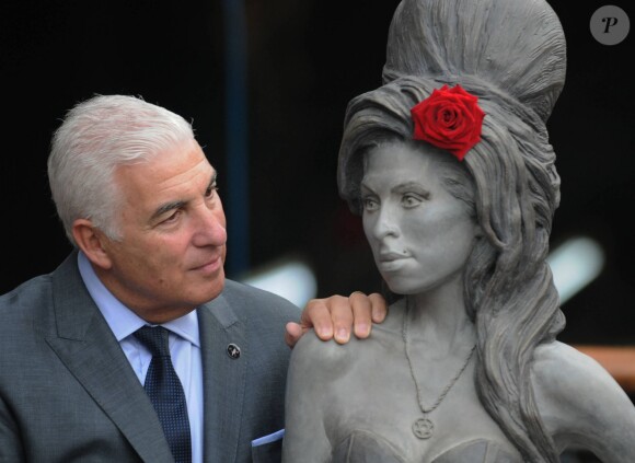 Mitch Winehouse a dévoilé la statue de Amy Winehouse à Camden Market à Londres le 13 septembre 2014