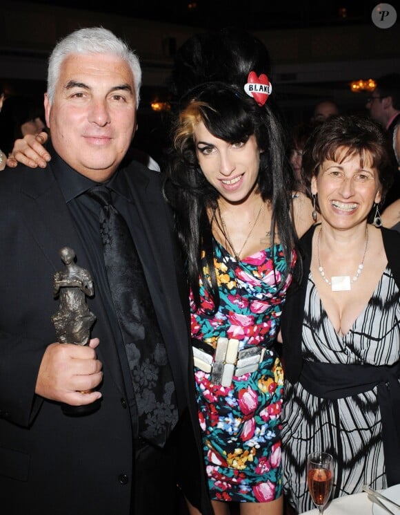 Amy Winehouse avec son père Mitchell et sa mère Janis lors des Ivor Novello Awards à la Grovesnor House de Londres, le 22 mai 2008