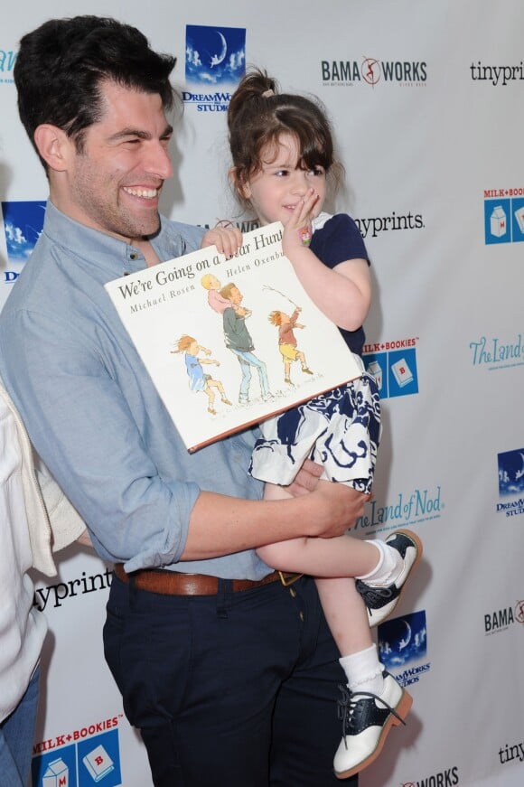 Max Greenfield (New Girl) et sa fille Lilly lors du lancement d'un livre jeunesse à Los Angeles le 27 avril 2014