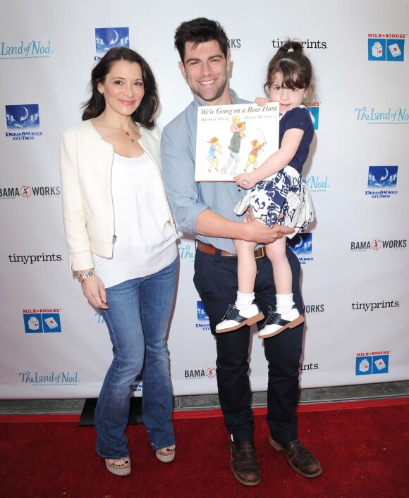 Max Greenfield (New Girl), sa femme Tess Sanchez et leur fille Lilly lors du lancement d'un livre jeunesse à Los Angeles le 27 avril 2014