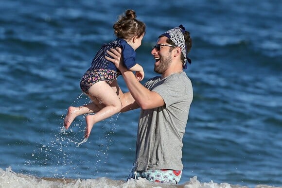 Max Greenfield (New Girl) en vacances à Hawaï avec sa fille Lilly fin décembre 2013