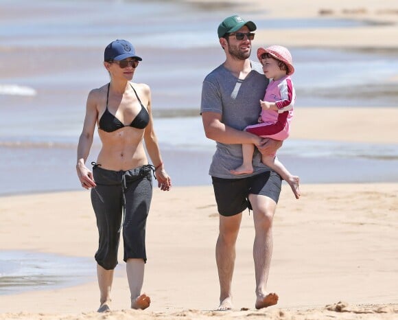 Max Greenfield (New Girl), son épouse Tess Sanchez et leur fille Lilly à Hawaï le 30 mai 2013
