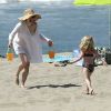 Amy Adams passe la journée en famille avec son fiancé Darren Le Gallo et leur fille Aviana sur une plage à Los Angeles, le 28 mars 2015.