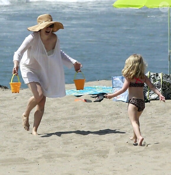 Amy Adams passe la journée en famille avec son fiancé Darren Le Gallo et leur fille Aviana sur une plage à Los Angeles, le 28 mars 2015.