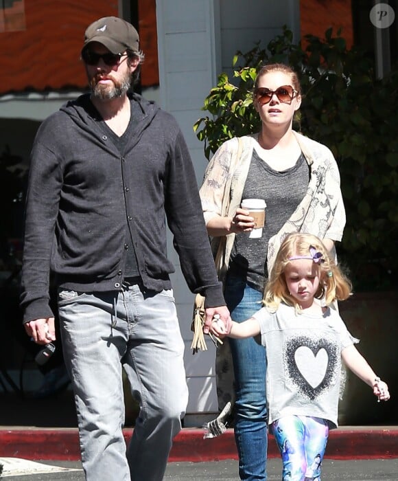 Exclusif - Amy Adams, son fiancé Darren Le Gallo et leur fille Aviana vont boire un café au Starbucks à Los Angeles, le 8 mars 2015.