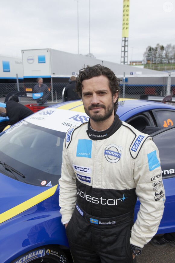 Le prince Carl Philip de Suède dévoilait le 24 avril 2015, lors d'une rencontre avec ses coéquipiers du team Volvo Polestar avec la presse au circuit de Knutstorp, les ajouts faits sur la carrosserie de sa voiture, qui porte désormais les logos de Childhood, fondation de sa mère la reine Silvia et sa soeur la princesse Madeleine, et Project Playground, association de sa fiancée Sofia Hellqvist.