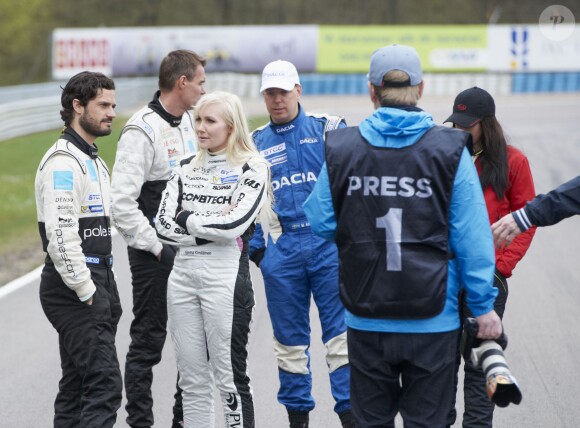 Le prince Carl Philip de Suède dévoilait le 24 avril 2015, lors d'une rencontre avec ses coéquipiers du team Volvo Polestar avec la presse au circuit de Knutstorp, les ajouts faits sur la carrosserie de sa voiture, qui porte désormais les logos de Childhood, fondation de sa mère la reine Silvia et sa soeur la princesse Madeleine, et Project Playground, association de sa fiancée Sofia Hellqvist.