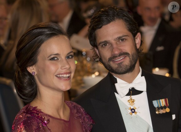 Le prince Carl Philip de Suède et sa fiancée Sofia Hellqvist lors du dîner de Gala en l'honneur des Prix Nobel à Stockholm en Suède le 10 novembre 2014.