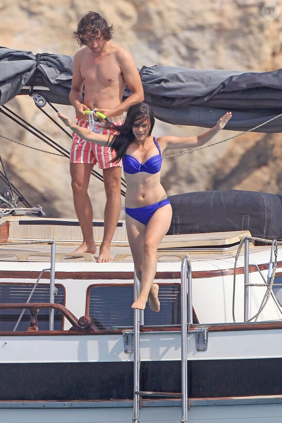 Sofia Hellqvist, fiancée du prince Carl Philip de Suède, en vacances avec lui à Ibiza en juillet 2014. C'est ce même bikini qu'elle portait fin avril 2015 lors de son enterrement de vie de jeune fille sur les rives du lac Mälar.