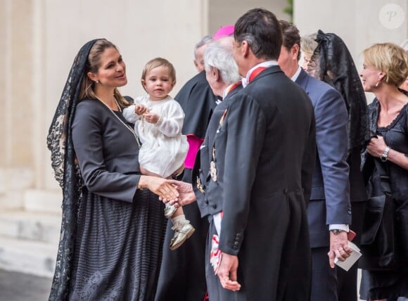 La princesse Madeleine de Suède, son mari Chris O'Neill et leur fille la princesse Leonore rencontrait le 27 avril 2015 le pape François au Vatican.