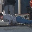 Zac Efron fait des pompes entre deux scènes sur le tournage de "Dirty Grandpa" à Tybee Island, le 27 avril 2015.