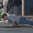 Zac Efron fait des pompes entre deux scènes sur le tournage de "Dirty Grandpa" à Tybee Island, le 27 avril 2015.