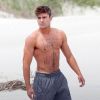 Zac Efron torse nu et musclé sur le tournage de Dirty Grandpa sur Tybee Island, Georgie, le 28 avril 2015.
