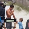 Zac Efron torse nu et musclé sur le tournage de Dirty Grandpa sur Tybee Island, Georgie, le 28 avril 2015.