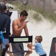Zac Efron torse nu et musclé sur le tournage de Dirty Grandpa sur Tybee Island, Georgie, le 28 avril 2015.