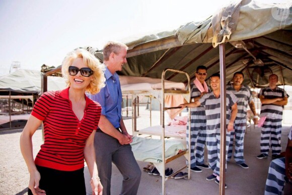 Pamela Anderson, accompagnée Joe Arpaio (shérif du comté de Maricopa) et Dan Matthews (Vice-président de Peta), sert des déjeuners dans une prison dans le cadre d'une campagne pour supprimer la nourriture à base de viande danc cette prison où toute la nourriture sera végétarienne. Le 15 avril 2015