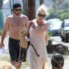 Pamela Anderson et son ex mari Rick Salomon quittent la plage de Malibu le 5 juillet 2013 avec leurs deux chiens dont le rottweiller de Rick et le labrador de Pamela.