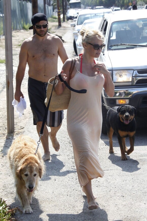Pamela Anderson et son ex mari Rick Salomon quittent la plage de Malibu le 5 juillet 2013 avec leurs deux chiens dont le rottweiller de Rick et le labrador de Pamela.
