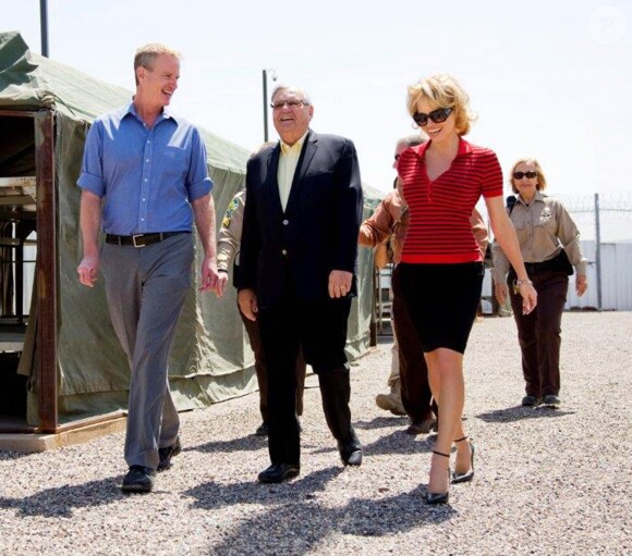 Pamela Anderson, accompagnée Joe Arpaio (shérif du comté de Maricopa) et Dan Matthews (Vice-président de Peta), sert des déjeuners dans une prison dans le cadre d'une campagne pour supprimer la nourriture à base de viande danc cette prison où toute la nourriture sera végétarienne. Le 15 avril 2015