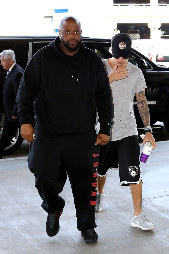 Exclusive - Justin Bieber arrive à LAX, Los Angeles, le 26 avril 2015