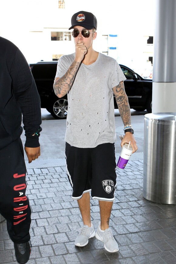 Justin Bieber arrive à LAX, Los Angeles, le 26 avril 2015