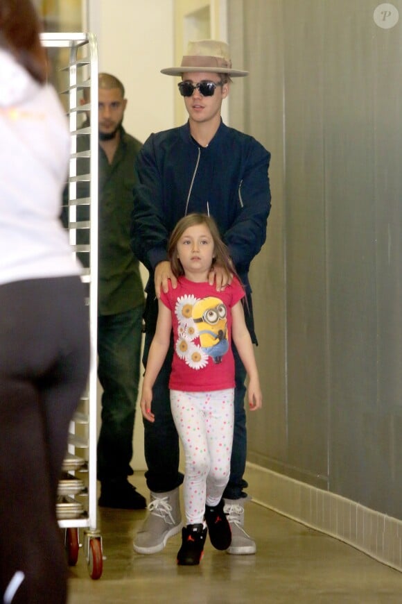 Justin Bieber est allé déjeuner avec sa petite soeur Jazmyn, sa meilleure-amie Kendall Jenner et Hailey Baldwin à Los Angeles, le 23 avril 2015 