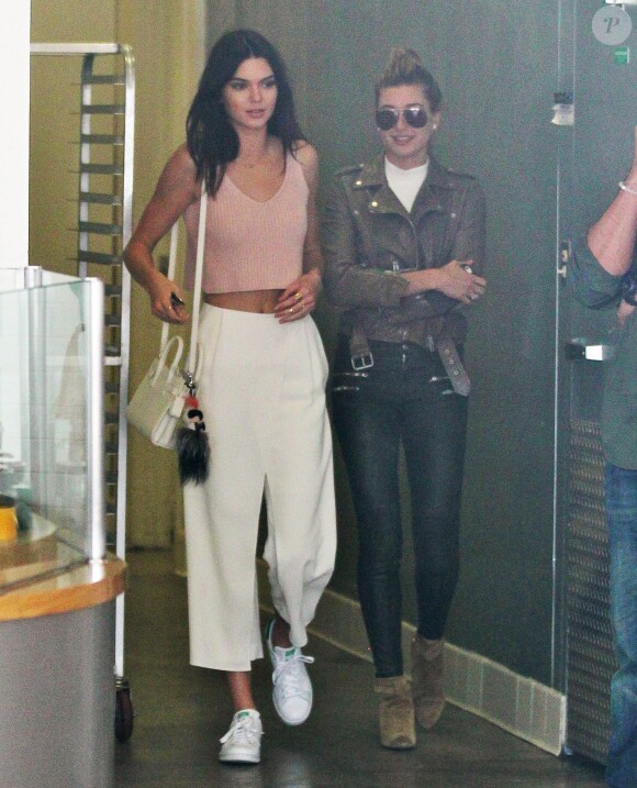 Kendall Jenner et Hailey Baldwin vont déjeuner avec Justin Bieber à Los Angeles, le 23 avril 2015