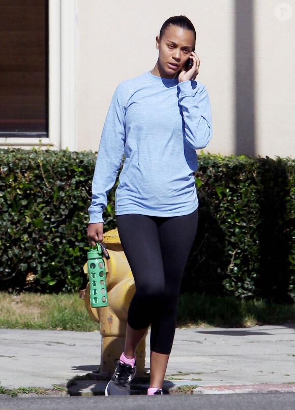 Exclusif - Zoe Saldana, sans maquillage et au téléphone, dans les rues de Los Angeles, le 16 avril 2015 