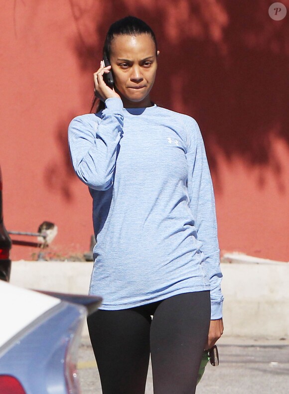 Exclusif - Zoe Saldana, sans maquillage et au téléphone, dans les rues de Los Angeles, le 16 avril 2015  