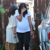 Zoe Saldana (sac Stella McCartney) enceinte essaie de se cacher des photographes alors qu'elle se rend chez des amis avec son mari Marco Perego à Los Angeles, le 29 octobre 2014. 