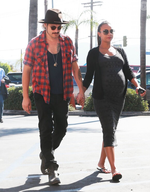 Marco Perego, sa femme Zoe Saldana enceinte et ses parents vont déjeuner au restaurant Hayat's Kitchen à North Hollywood, le 26 octobre 2014.  