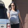 Zoe Saldana (sac Stella McCartney), enceinte de jumeaux, va visiter des maisons en compagnie d'un ami à Beverly Hills, le 21 octobre 2014  