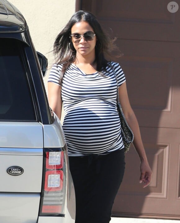 Zoe Saldana (sac Stella McCartney), enceinte de jumeaux, va visiter des maisons en compagnie d'un ami à Beverly Hills, le 21 octobre 2014  