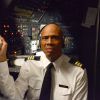 Kareem Abdul-Jabbar dans le cockpit du film Y a-t-il un pilote dans l'avion ? à Air Hollywood à Pacioma, Los Angeles, le 19 septembre 2013