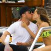 Ryan Phillippe et sa petite amie Paulina Slagter en vacances au bord de la piscine à Miami le 11 juin 2014.  