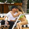 Ryan Phillippe et sa petite amie Paulina Slagter en vacances au bord de la piscine à Miami le 11 juin 2014. 