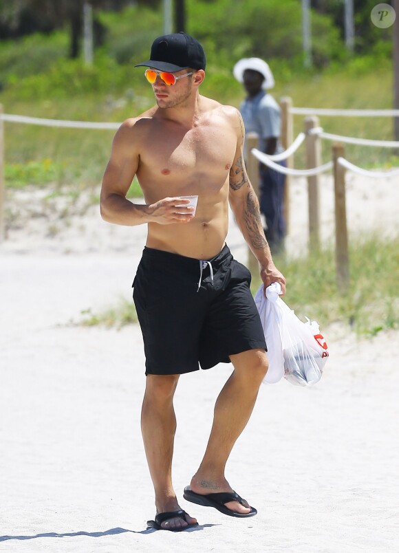 Ryan Phillippe et sa compagne Paulina Slagter profitent de la plage à Miami, le 9 juin 2014.  