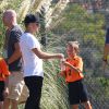 Ryan Phillippe regarde son fils Deacon jouer au football avec sa petite amie Paulina Slagter a Brentwood le 3 Novembre 2012. 