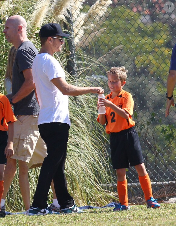 Ryan Phillippe regarde son fils Deacon jouer au football avec sa petite amie Paulina Slagter a Brentwood le 3 Novembre 2012. 