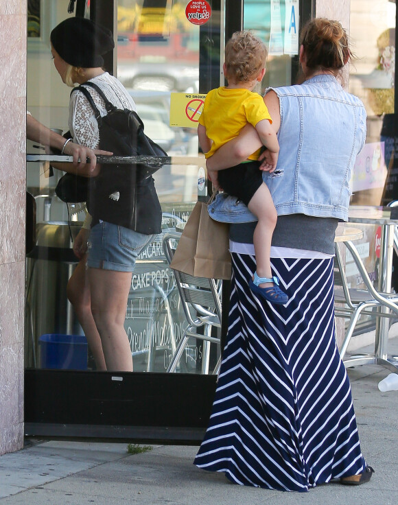 Tori Spelling emmène ses enfants à SnowPiffs le 29 avril 2015
