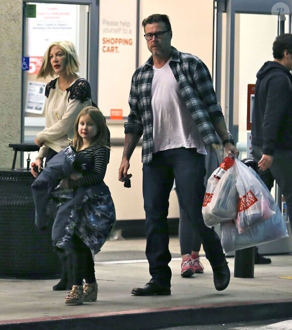 Exclusif - Tori Spelling et son mari Dean McDermott emmènent leur fille Stella faire du shopping à Sherman Oaks, le 29 décembre 2014.  