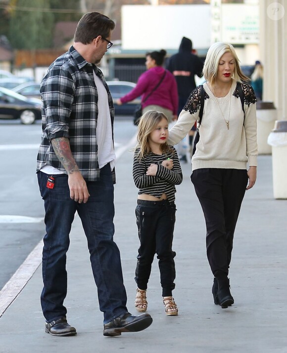 Exclusif - Tori Spelling et son mari Dean McDermott emmènent leur fille Stella faire du shopping à Sherman Oaks, le 29 décembre 2014.  