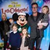 Tori Spelling avec son mari Dean McDermott et leurs enfants Finn Davey McDermott, Stella Doreen McDermott, Hattie Margaret McDermott et Liam Aaron McDermott à la soirée "Disney on Ice Let's Celebrate!" à Los Angeles, le 11 décembre 2014 