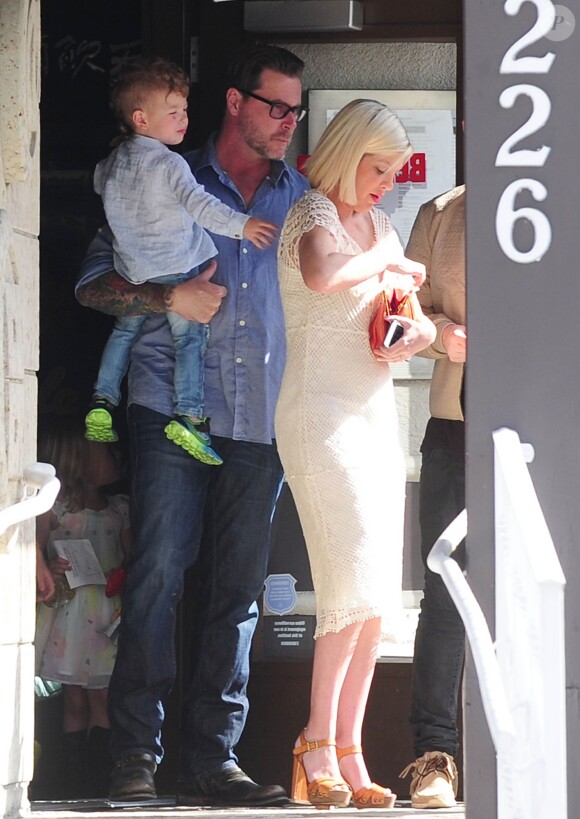 Tori Spelling, son mari Dean McDermott et leurs enfants vont déjeuner à Benihana pour Pâques, Los Angeles,  le 5 avril 2015
