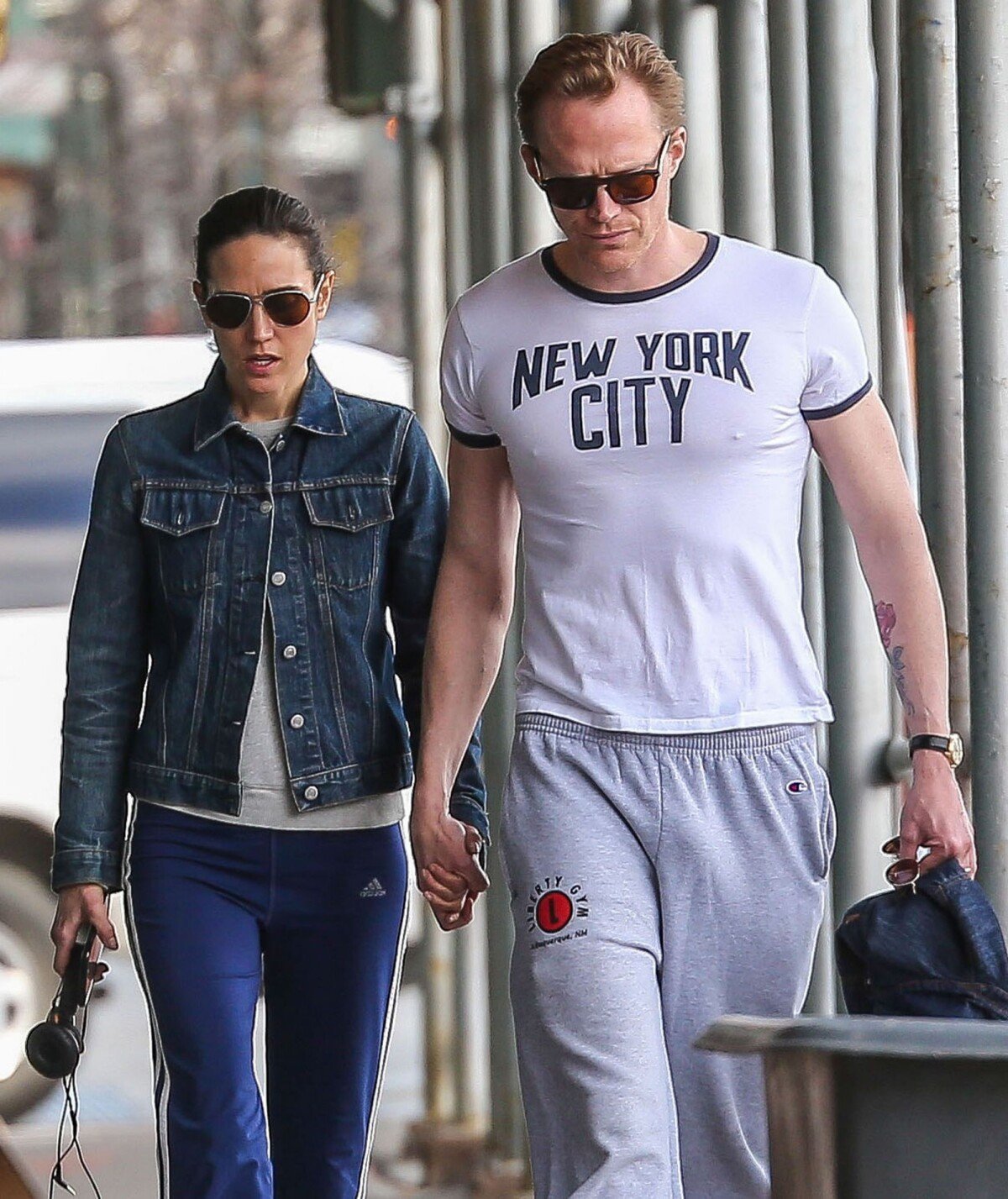 Vidéo Jennifer Connelly et son mari Paul Bettany se promènent, main dans la main, dans les