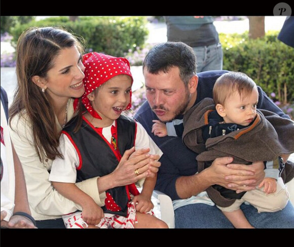 Rania et Abdullah II de Jordanie en 2005 lors d'une fête d'anniversaire, photo publiée le 12 février 2015 sur Instagram par la reine.