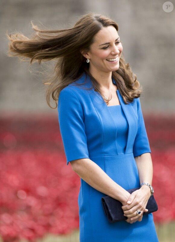 Catherine Kate Middleton, la duchesse de Cambridge visite la tour de Londres entourée d'une mer pourpre à Londres le 5 août 2014.